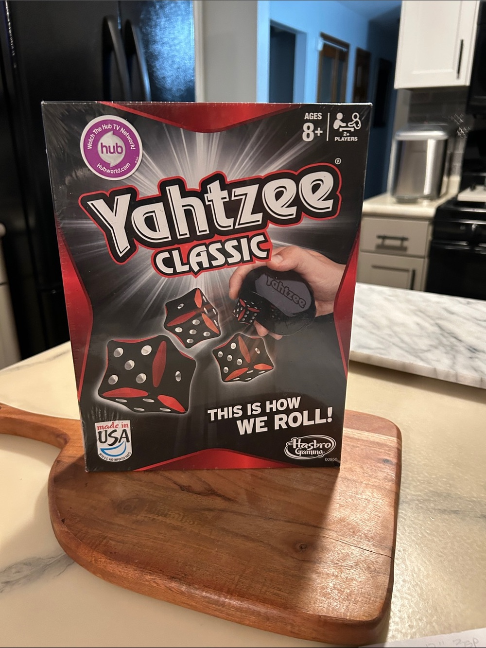 Yahtzee Classic Board Game – Black and Red “ How we Roll “  Hub Logo SEALED